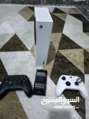  1 اكس بوكس سيريس اس مع آيتين اصليات وبطاريات شحن