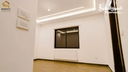  14 شقة بسعر مغري شارع المطار حي النخيل طابق ثالث مع روف دوبلكس  مساحة 225 م وترس خارجي 90 متر