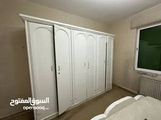  3 غرفة نوم مزوج تخت وخزانة وبيرو و علاقة