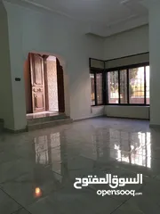  13 شبه فيلا فارغة للايجار