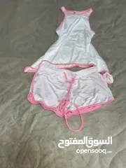  1 طقم رياضي نسائي أبيض مع وردي — فستان مع شورت