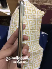  2 iPhone XS 64GB 83 batterie  (4 malyaan w 200 alf) lwl yb3tli ydih