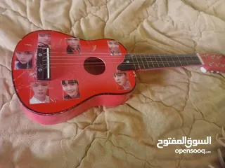  1 قيتار للأطفال لتنمية مواهبهم بالعزف