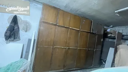  1 خزانة لاتيه مستعملة للبيع 200