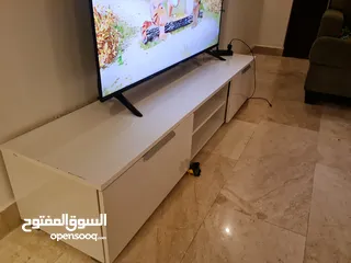  2 طاولة تلفاز لون ابيض بحالة ممتازه