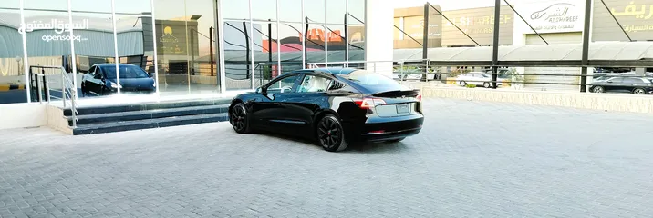  6 تيسلا 2023 model 3 فحص كامل اوتوسكور لون اسود ملوكي داخلي ابيض بحالة الوكالة للبيع بسعر لقطة ومحرووق