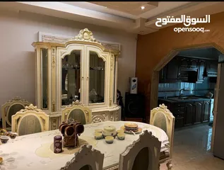  6 طقم سفرة كامل طاولة 8 كراسي مع خزانة فضية و 3 خزانات مع مراة للبيع من المالك