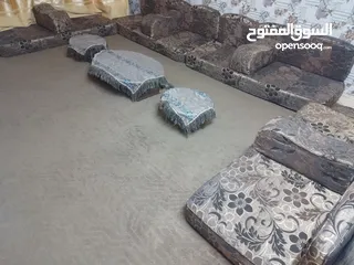  8 جلسه عربية اسفنج ضغط 18 مع طاولات خشب مع سجاده خمسة باربعه ونص متر بحالة الوكالة.