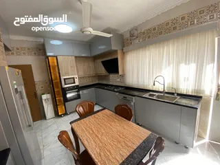  12 بيت في مجمع سكني