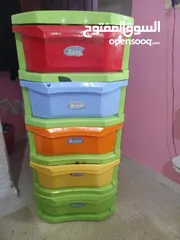  4 6 دروج بلاستيك مقوى ملونه تناسب جميع الاستخدامات جوده عاليه + طاوله خشبيه بنيه مثاليه لعمل