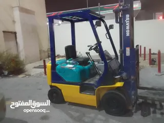 2 رافعة نوع كوماتسو بنزين حمولة طن ونص بحالة الوكالة للبيع