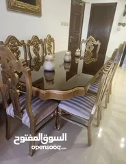  1 طاوله 8 مقاعد بحاله ممتازة جدا خشب مصري زان لون دهبي