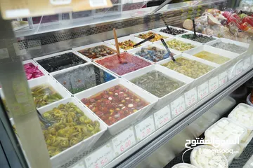  7 محل تجاري في موقع مميز وحيوي جدا للبيع