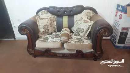  2 غرفة ضيوف كنب 7 مقاعد  كاملة  مع طاولاتها والموكيت والبرداي قابل للتفاوض