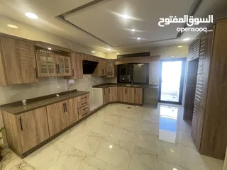  6 طالبات طلاب شقة فاخرة فارغة للايجار طابق ثاني مصعد مساحة  190م واسعة الراهبات كل طابق شقتين