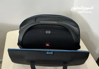  6 مكبر صوت جي بي إل بوم بوكس ​​2 المحمول المقاوم للماء بتقنية البلوتوث مع حافظة ديڤي! الصلبة - أسود