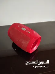  3 سماعة مكبر الصوت بلوتوث بلون احمر شغالة 100٪ ويمكن تشغيل الراديو FM بها بحالة ممتازة بسعر مغري