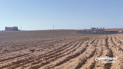  4 ارض للبيع في الموقر لبناء شاليهات أو مزرعة ريفية أو للسكن