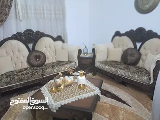  3 طقم كنب 7 مقاعد شبه جديد، خشب ممتاز مع طاولات للبيع