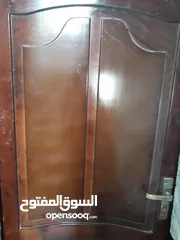  2 شباك المنيوم نظيف ابيض حليبي متر بمتر ويوجد باب خشب متر بمترين ثقيل سعر 70