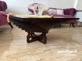  2 طاولة وسط خشب وزجاج بتصميم هندسي فاخر – بحالة ممتازة – 94×94 سم