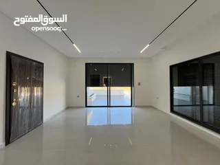  5 فرصة مميزة  أرضي مع حديقة وكراج – مساحات داخلية وخارجية واسعة.