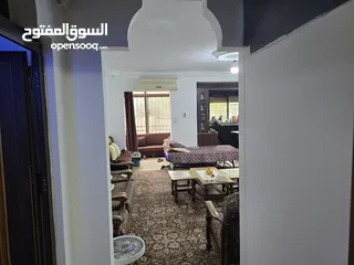  18 شقه مدخل مستقل مرتفعه 7 درجات عن الشارع مساحة الشقه 178 م2 عمر البناء 8 سنوات شماليه غربيه جنوبيه بس