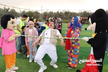  3 شخصيات كرتونية ومهرجين