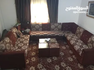  1 1. طقم كنب وطاولاته وسجاده  2. بوفيه( للبيع )  > من بيت نجار