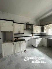  6 مطبخ بلوط صولد بحالة جيدة جدا للبيع