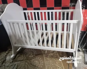  2 تخت أطفال للبيع خشب لاتيه بدون الفرشه هزاز تخت موجود بيت في الزرقاء الجديده بسعر 45د  mae
