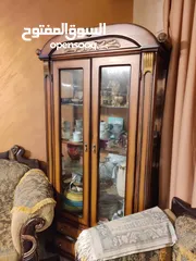  21 طقمين كنب زان بحاله ممتازه وطقم سفره مع ملحقاتها للبيع