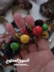  10 أساور خشب وواحدة حديد (بني أزرق ملون)