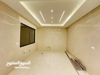  10 شقة طابق ثاني 150م من المالك تبعد 1كم عن طريق المطار