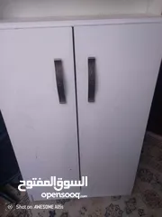  2 * يتوفر خزانات تفصيل نجار  تستخدم : ( لتخزين الدخان و الفيبات الأجهزة المحمولة ... ) لون أبيض للبيع.