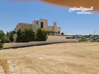  7 أرض للبيع في منطقة الحمر ( منطقة فلل فخمة)  شمال عمان 970م  بواجهه عرضه تصلح لبناء فيلا او فيلتين