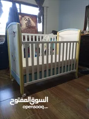  3 تخت بيبي مع خشب حماية متحرك بحالة جيدة جدا  استعمال خفيف
