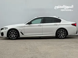  6 الحبه المميزه بلون الأبيض اللؤلؤي المميز للبيع على(الكاش فقط) Bmw 530e 2022 M