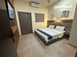  8 غرف وشقق فندقية نظيفة على البحر وبجانب السوق، موقع ممتاز، مطاعم، موقف عام، بلكونات، انترنت، مكيفات.