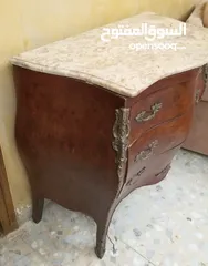  2 بيرو مصري خشب قديم سطح رخام ملبس بنحاس عالجوانب بحال جيد جدا والشكل روعة