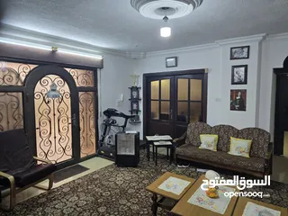  8 شقه مدخل مستقل مرتفعه 7 درجات عن الشارع مساحة الشقه 178 م2 عمر البناء 8 سنوات شماليه غربيه جنوبيه بس