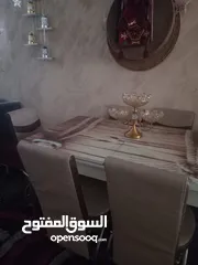  1 طاولة سفرة بتفتح بتسير أكبر معها 6كراسي