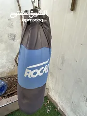  1 كيس ملاكمة ممتاز للبيع، بحالة جيدة، مناسب جداً للتدريب الاحترافي في البيت أو في نادي.