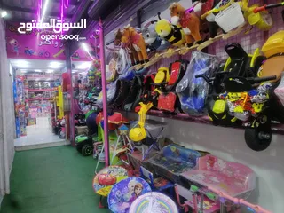  5 محل ألعاب تجاري للبيع فاضي خلو او بضاعته  في سوق السلطان بجانب مطعم كاربو