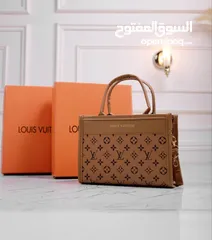  1 شنتة ستاتي اصلي مع العلبة  جلد طبيعي جودة عالية جدا  سحاب ويد طويلة  مقاس 21×27