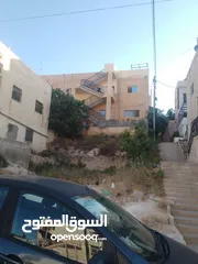  3 بيوت   طابقين   واحدة شقتين    والثانية ثلاث شقق