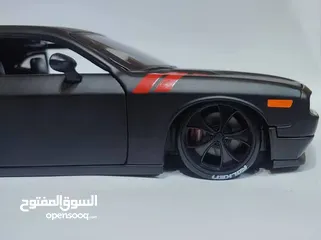  18 مجسم دودج جالنجر حديد قياس 1/24 بتفتح كل الابواب وكالة . 35 دينار