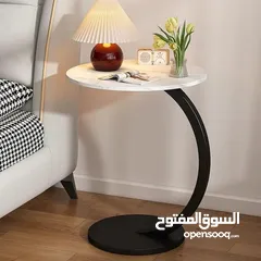  1 طاولة جانبية مستديرة على شكل حرف C، الحل المثالي لكل مكان! رح تغنيكي عن السكملي التقليدية.