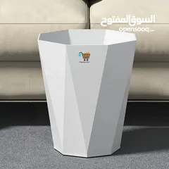  2 قوارير شكل معين باللون الأبيض