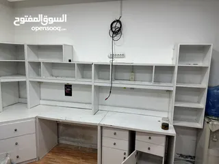  3 ديكور محل صيانة عبارة عن الواح تعليق بترينة عرض خشب وقزاز رفوف خزائن بحالة الوكالة للبيع بسعر ممتاز